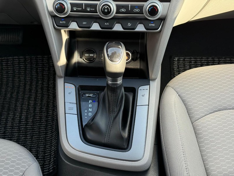 Hyundai Elantra Vehicle Image 12