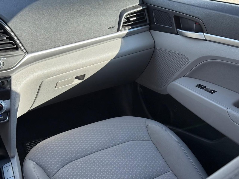 Hyundai Elantra Vehicle Image 14