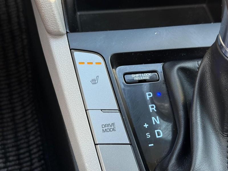 Hyundai Elantra Vehicle Image 19