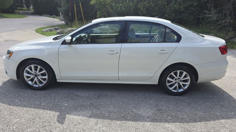 Volkswagen JETTA Vehicle Image 3