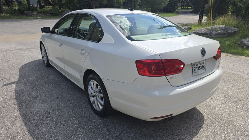 Volkswagen JETTA Vehicle Image 4