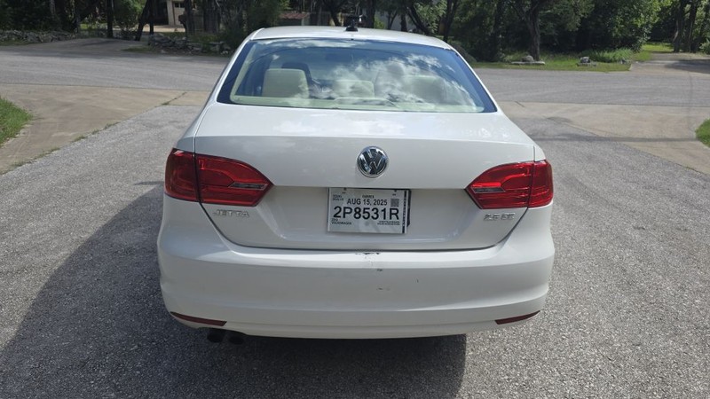 Volkswagen JETTA Vehicle Image 5