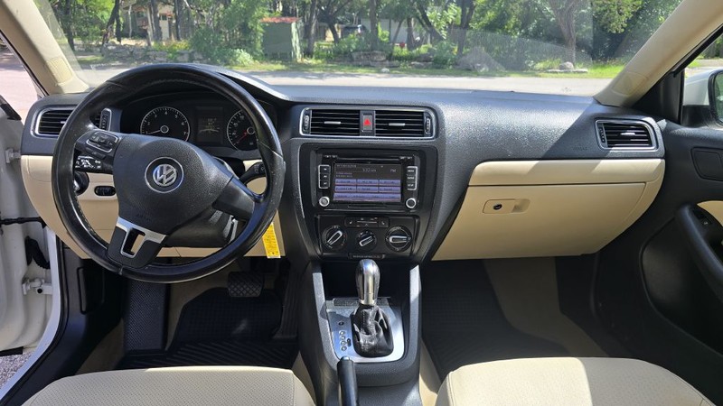 Volkswagen JETTA Vehicle Image 12