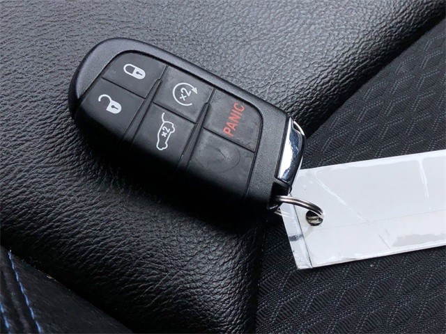 Jeep Compass Vehicle Full-screen Gallery Image 10