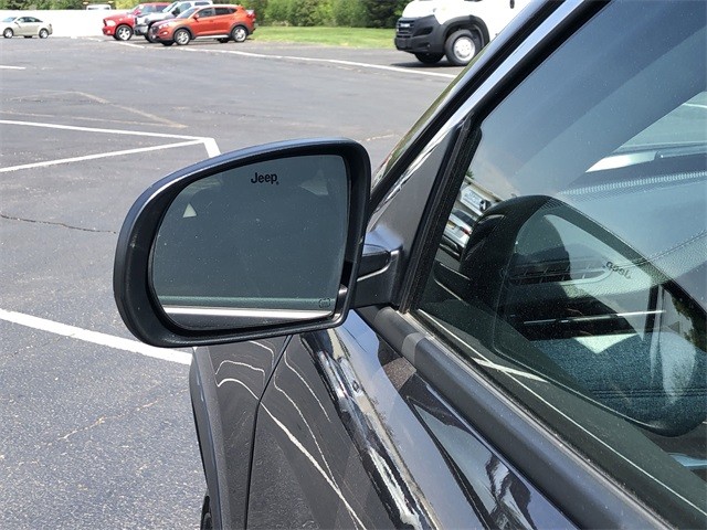Jeep Compass Vehicle Full-screen Gallery Image 11