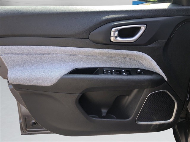 Jeep Compass Vehicle Full-screen Gallery Image 12