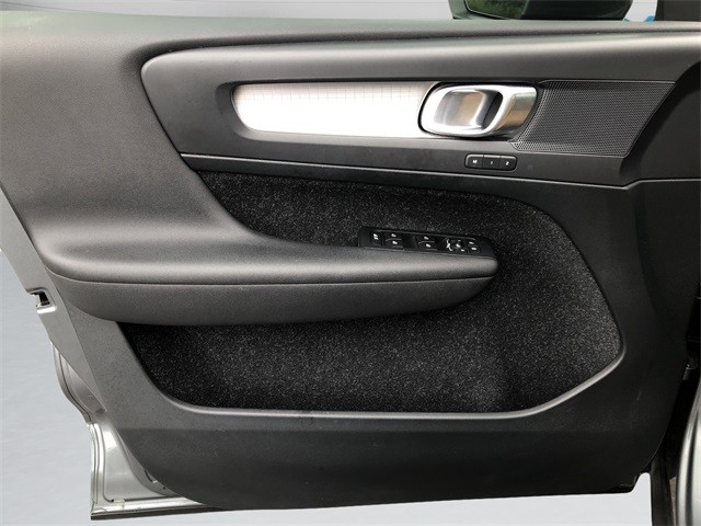 Volvo XC40 Vehicle Full-screen Gallery Image 12