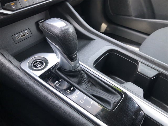 Nissan Sentra Vehicle Full-screen Gallery Image 18