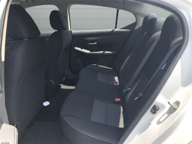 Nissan Sentra Vehicle Full-screen Gallery Image 20