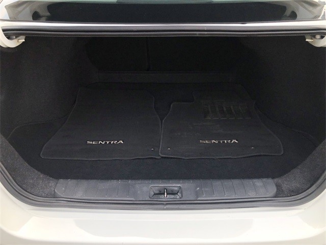 Nissan Sentra Vehicle Full-screen Gallery Image 22