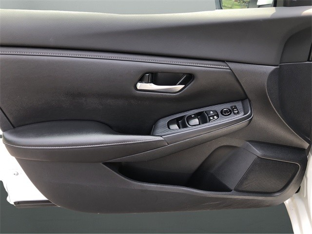 Nissan Sentra Vehicle Full-screen Gallery Image 23