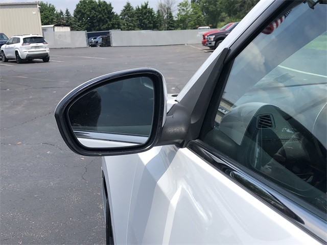 Nissan Sentra Vehicle Full-screen Gallery Image 25