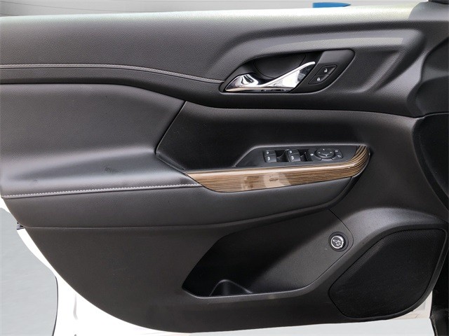 GMC Acadia Vehicle Full-screen Gallery Image 12