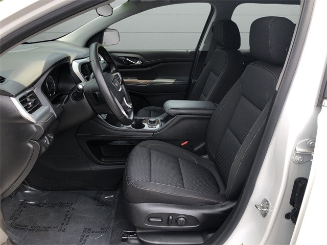 GMC Acadia Vehicle Full-screen Gallery Image 13