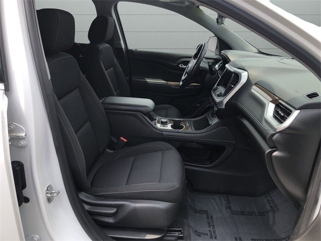 GMC Acadia Vehicle Full-screen Gallery Image 23