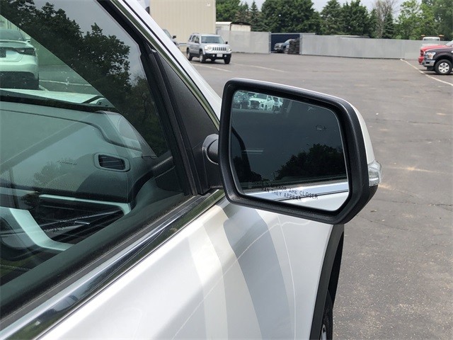 GMC Acadia Vehicle Full-screen Gallery Image 24