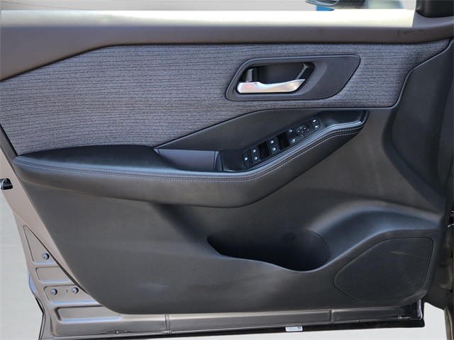 Nissan Rogue Vehicle Full-screen Gallery Image 9