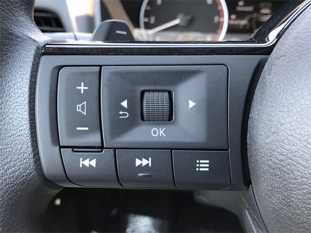 Nissan Rogue Vehicle Full-screen Gallery Image 15