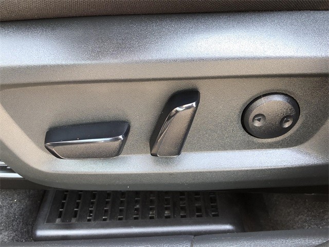 Nissan Rogue Vehicle Full-screen Gallery Image 24