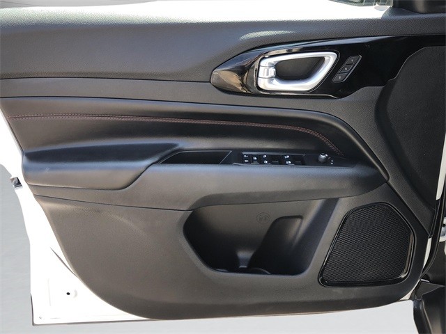 Jeep Compass Vehicle Full-screen Gallery Image 9