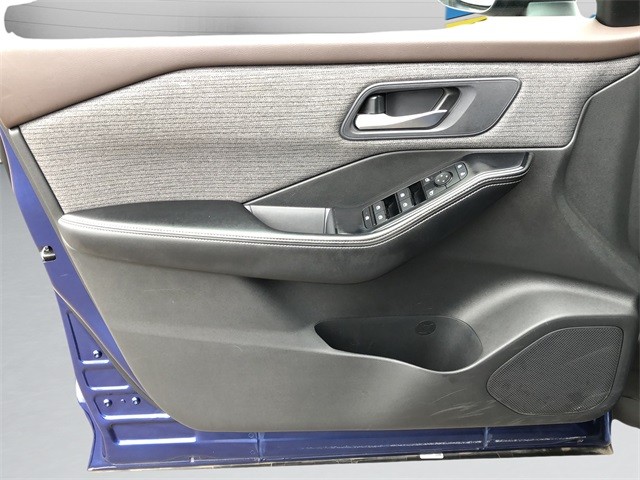 Nissan Rogue Vehicle Full-screen Gallery Image 11