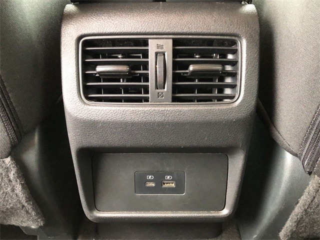 Nissan Rogue Vehicle Full-screen Gallery Image 17