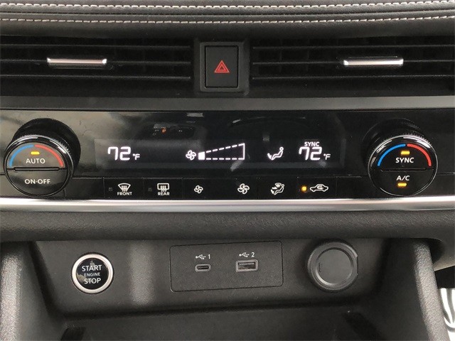 Nissan Rogue Vehicle Full-screen Gallery Image 26