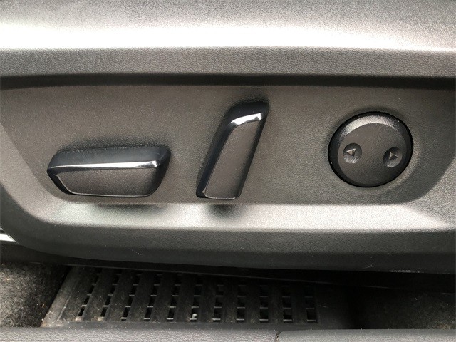 Nissan Rogue Vehicle Full-screen Gallery Image 28