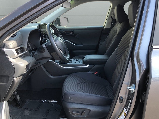 Toyota Highlander Vehicle Full-screen Gallery Image 10