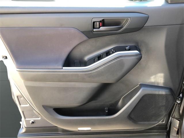 Toyota Highlander Vehicle Full-screen Gallery Image 11