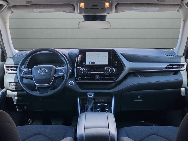 Toyota Highlander Vehicle Full-screen Gallery Image 12