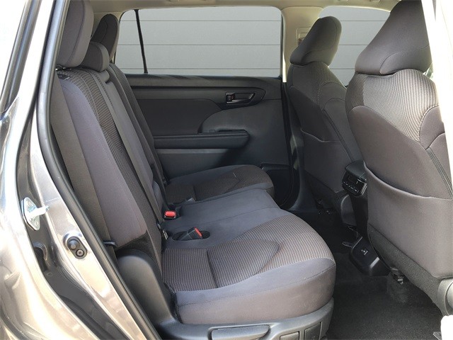 Toyota Highlander Vehicle Full-screen Gallery Image 14