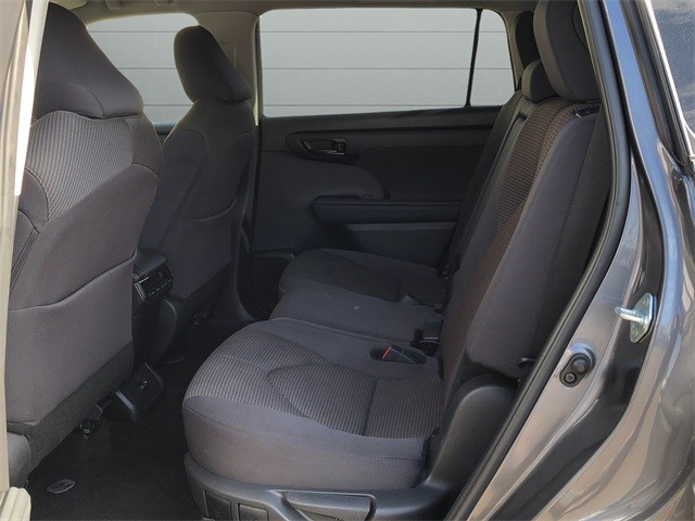Toyota Highlander Vehicle Full-screen Gallery Image 16