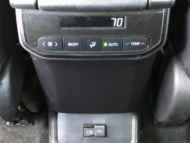 Toyota Highlander Vehicle Full-screen Gallery Image 17