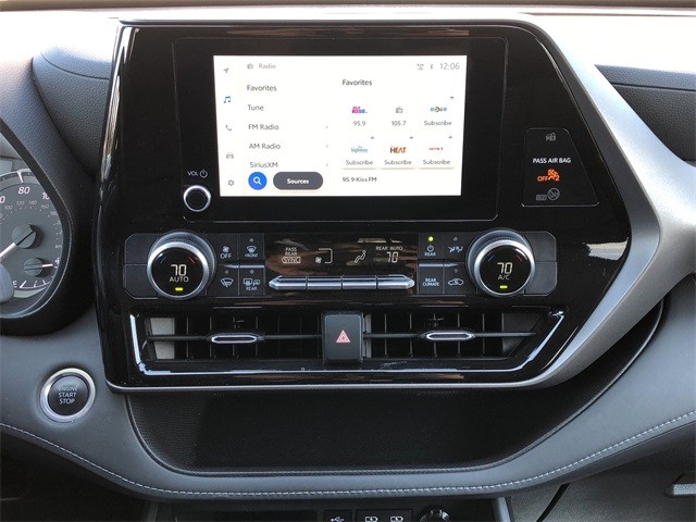 Toyota Highlander Vehicle Full-screen Gallery Image 21