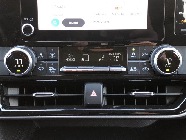 Toyota Highlander Vehicle Full-screen Gallery Image 26