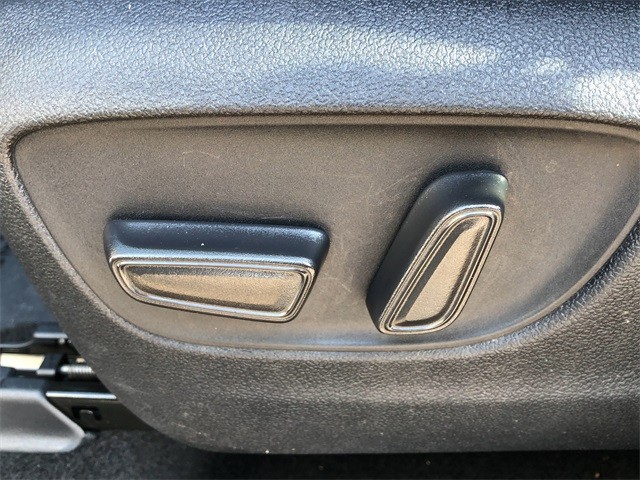 Toyota Highlander Vehicle Full-screen Gallery Image 28