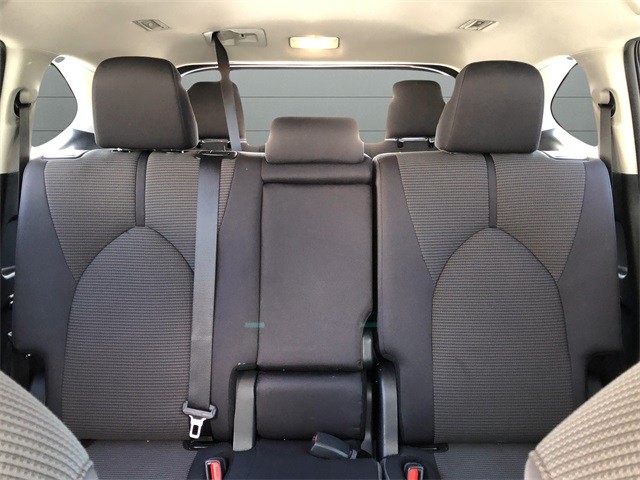 Toyota Highlander Vehicle Full-screen Gallery Image 29