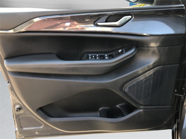 Jeep Grand Cherokee Vehicle Full-screen Gallery Image 11