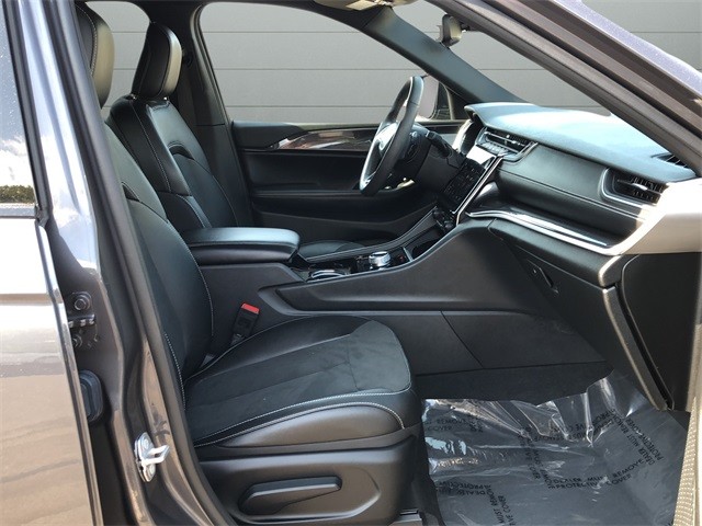 Jeep Grand Cherokee Vehicle Full-screen Gallery Image 15