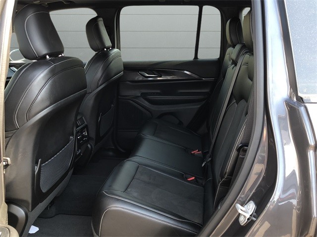 Jeep Grand Cherokee Vehicle Full-screen Gallery Image 17