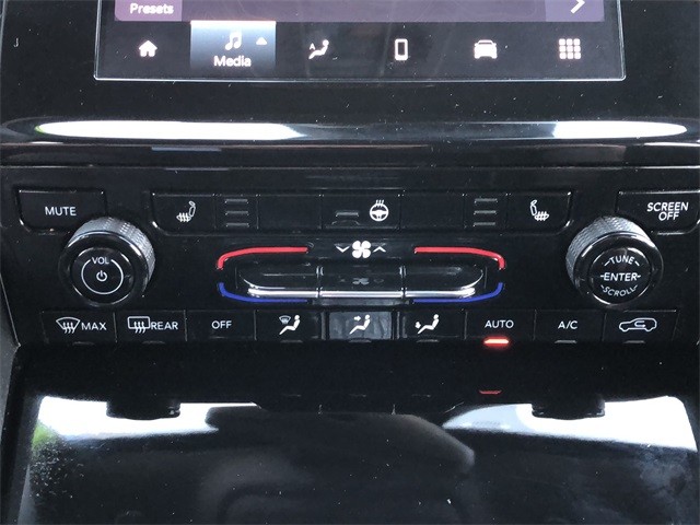 Jeep Grand Cherokee Vehicle Full-screen Gallery Image 27