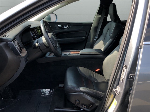 Volvo XC60 Vehicle Full-screen Gallery Image 10