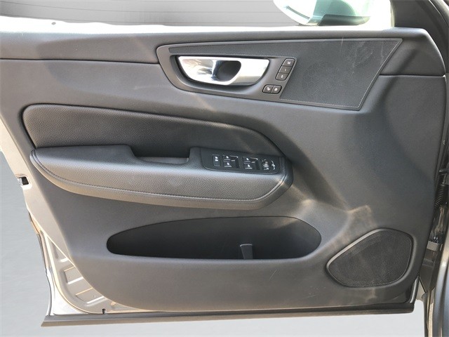 Volvo XC60 Vehicle Full-screen Gallery Image 11