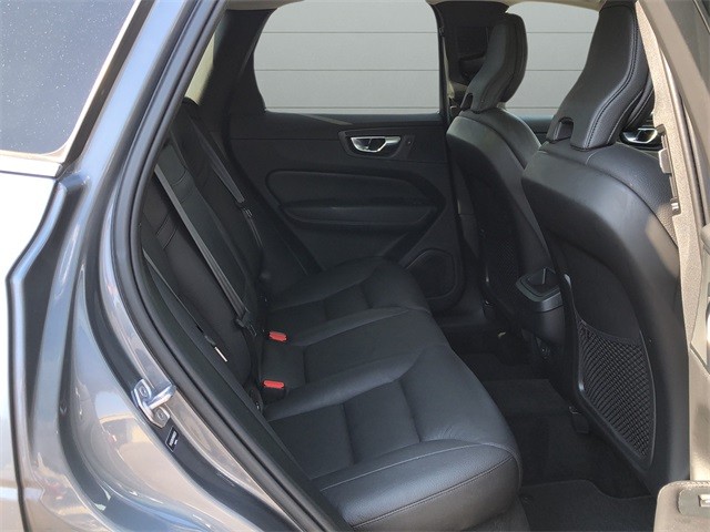 Volvo XC60 Vehicle Full-screen Gallery Image 14