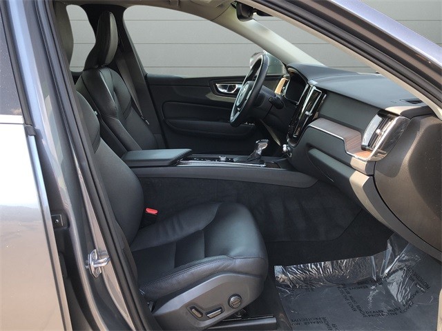 Volvo XC60 Vehicle Full-screen Gallery Image 15