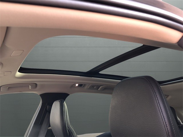 Volvo XC60 Vehicle Full-screen Gallery Image 16