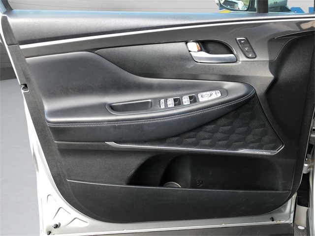 Hyundai Santa Fe Vehicle Full-screen Gallery Image 11