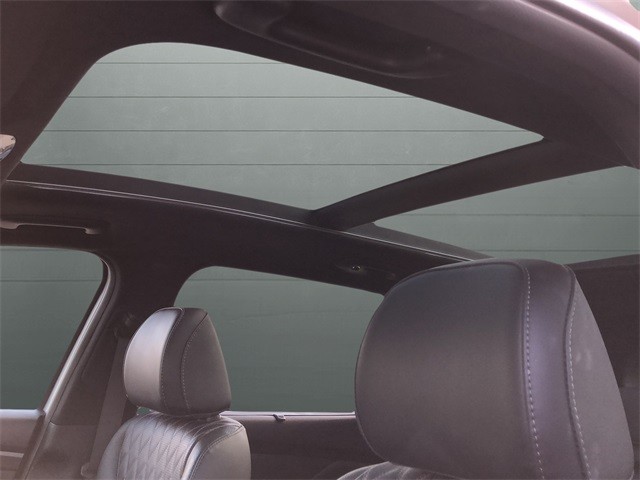 Hyundai Santa Fe Vehicle Full-screen Gallery Image 16