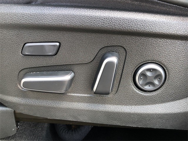 Hyundai Santa Fe Vehicle Full-screen Gallery Image 29